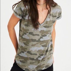 American Eagle Camo V Neck Tee Shirt in Army Green